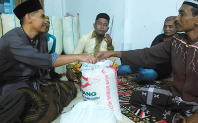 Masyarakat Gampong Blang Dhod Datangi Meunasah untuk Bayar Zakat Fitrah